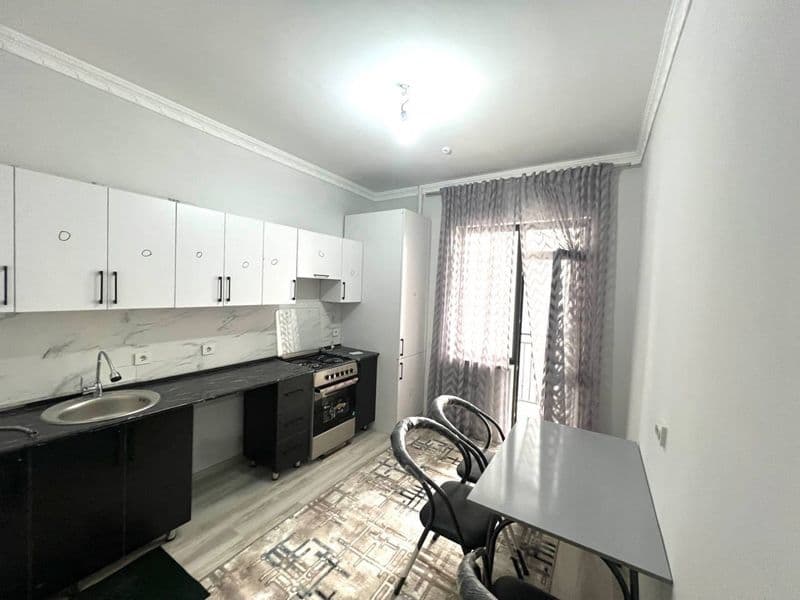 450 dollar. 2-xonali uy. Remontlari yaxshi, kir moshina tele