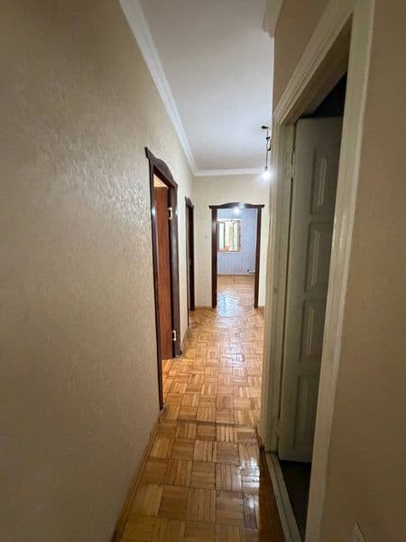 Аренда 2/4/4. 65м²<br />
Кирпич, балкон 2х6<br />
77 серия<b