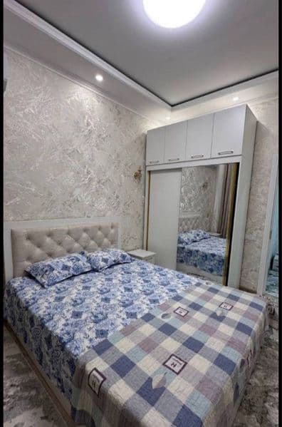 Район - Алмазарский<br />
Ориентир - Бозорча<br />
Комнат - 