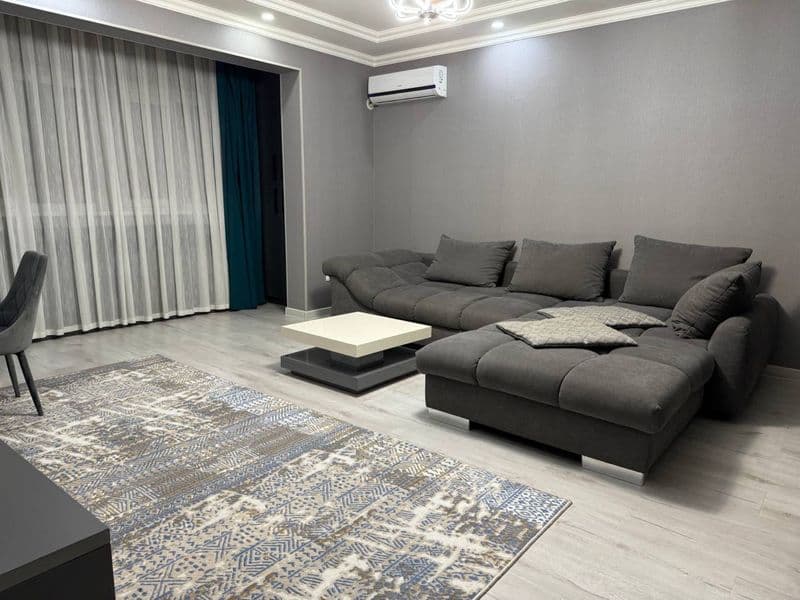 Отличное расположение дома - всё рядом - много магазинов, Це