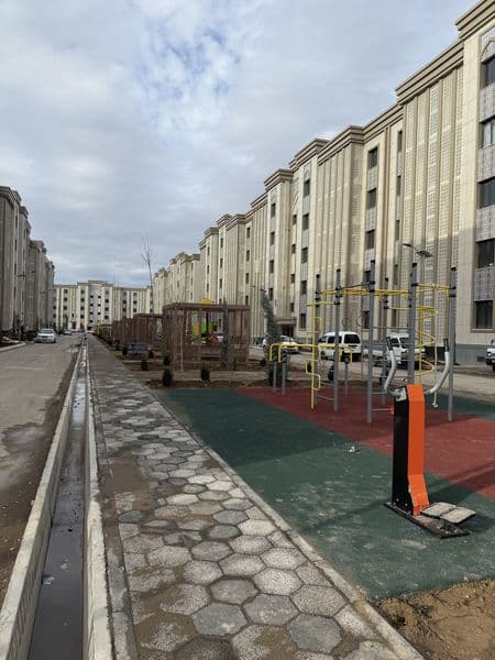 Янги қурилган дом. Арентир акфа университети билан йонма йон