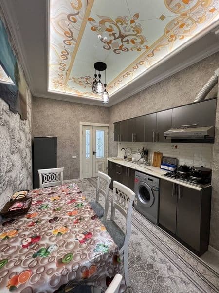 Яккасарой <br />
<br />
Миллий бог метрони олдида янги 12 эт — фото 2