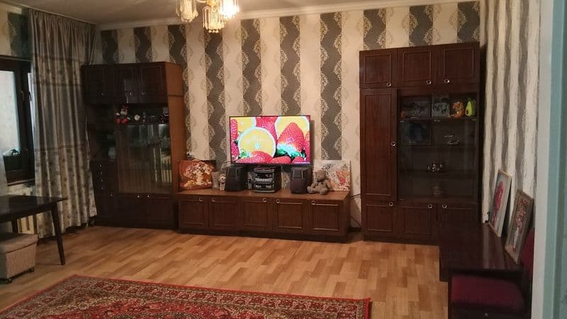 Сдаётся просторная квартира. Только для семьи. Ремонт средни