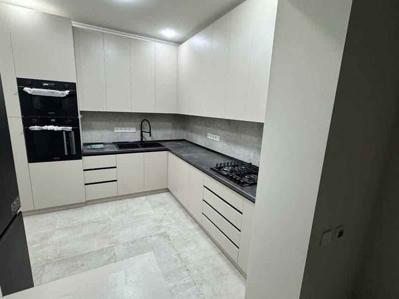 Rus:<br />
Сдаётся в аренду 4-комнатная квартира. 4-й кварта