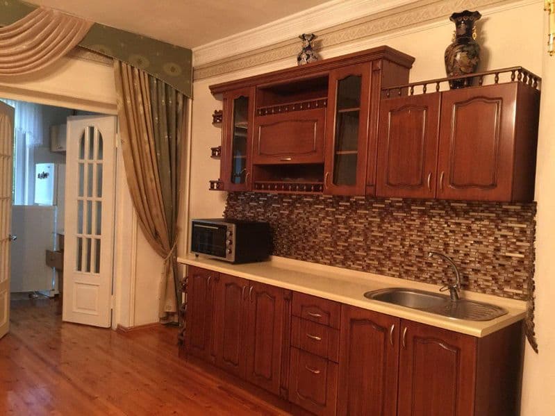 квартира находиться прямо в центре города, квартира свежая, 