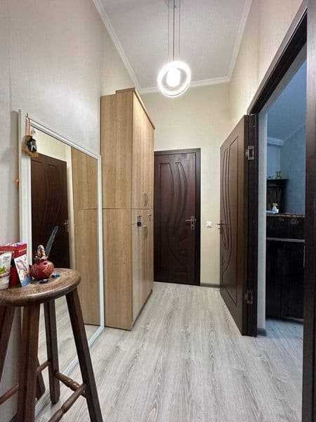 Уютная двухкомнатная квартира с высокими потолками и большим — фото 5