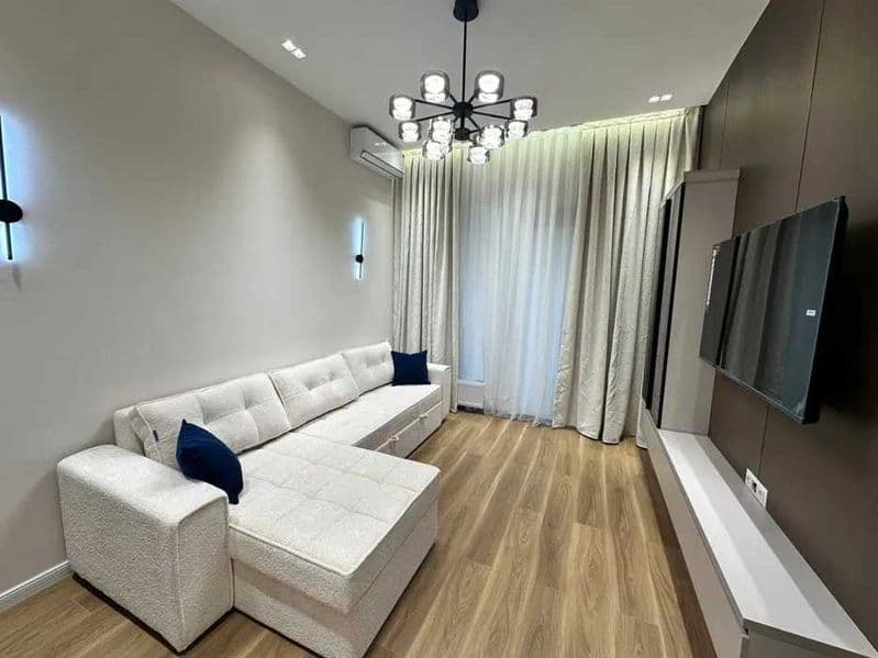 Имеется Терасса 20 м2<br />
2 окна смотрят во двор<br />
Пло