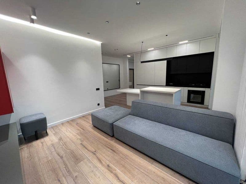 • Район:  Мирабад<br />
• ЖК: NRG Oybek<br />
• Комнат: 2<br