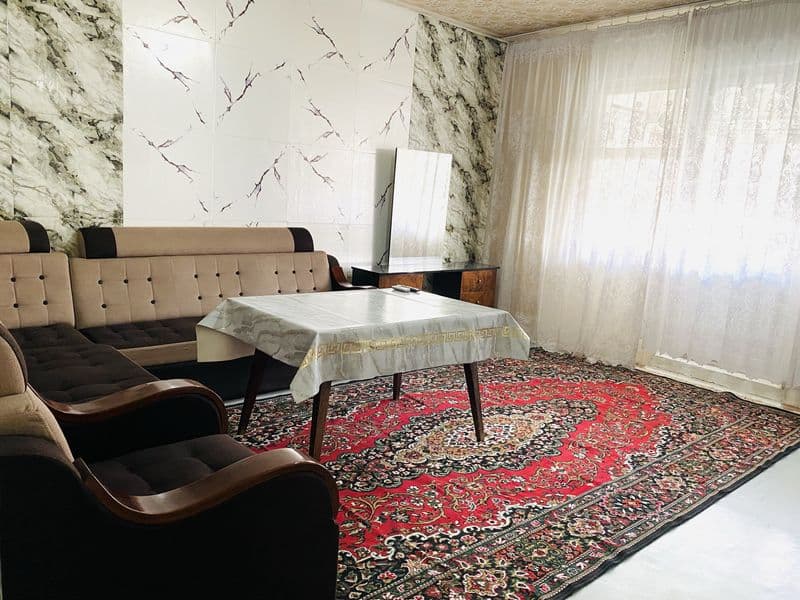 Сдаётся квартира в центре города. Улица Чехова <br />
метро 