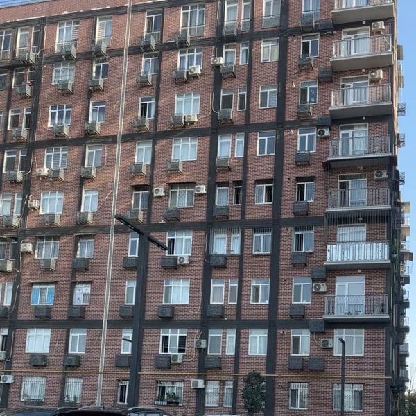 Uzboomda golden house uylarida jami 4 kishi turamiz 2 xonali