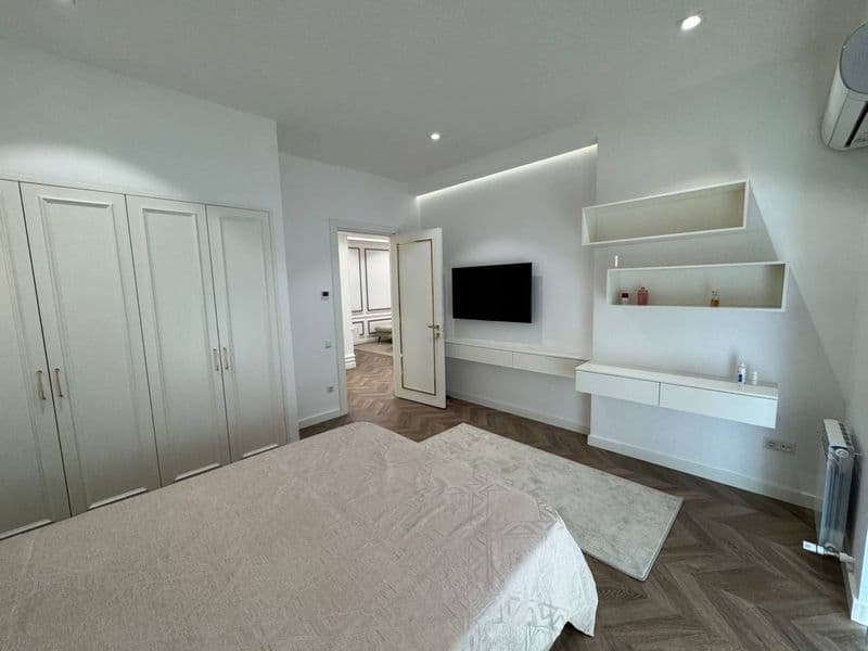 Отличное расположение дома - всё рядом - много магазинов, Це — фото 4