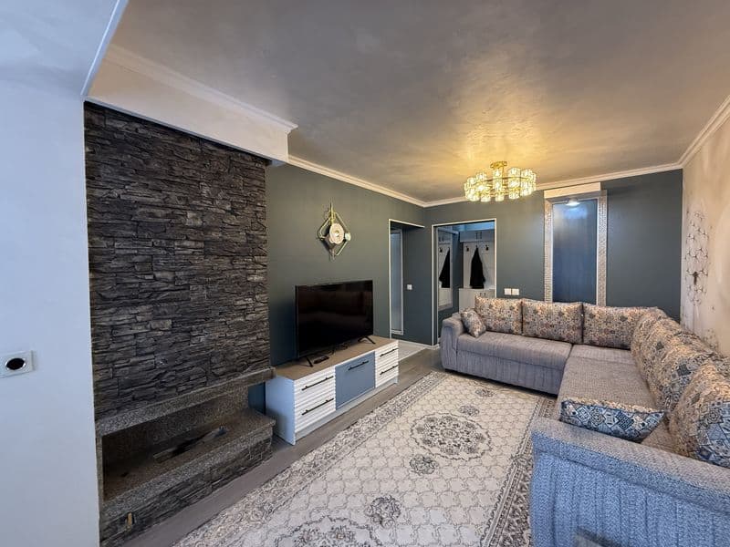 Отличное расположение дома - всё рядом - много магазинов, Це