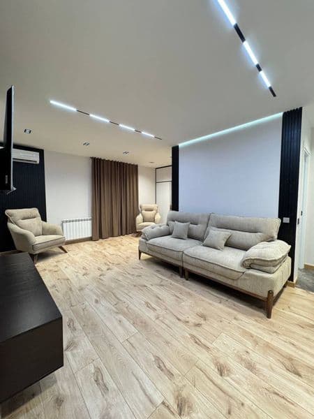 Отличное расположение дома - всё рядом - много магазинов, Це — фото 3