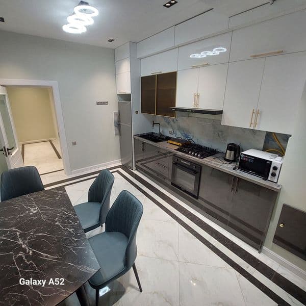 Новый новостройке 1 комнатная 52кв сдаём стратовая 550 уе<br