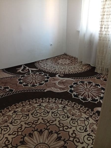 Uch xonalik kvartiraning bir xonasi ijaraga yosh oilaga beri