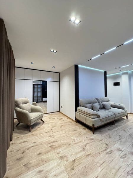 Отличное расположение дома - всё рядом - много магазинов, Це — фото 2