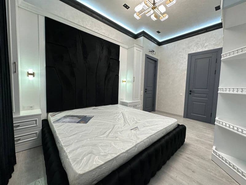 Отличное расположение дома - всё рядом - много магазинов, Це