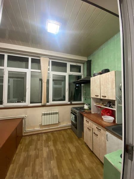 Квартира обустроена всеми необходимыми удобствами (холодильн — фото 4