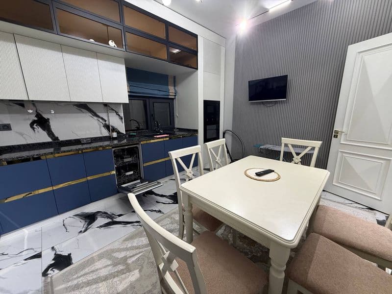 Отличное расположение дома - всё рядом - много магазинов, Це — фото 5