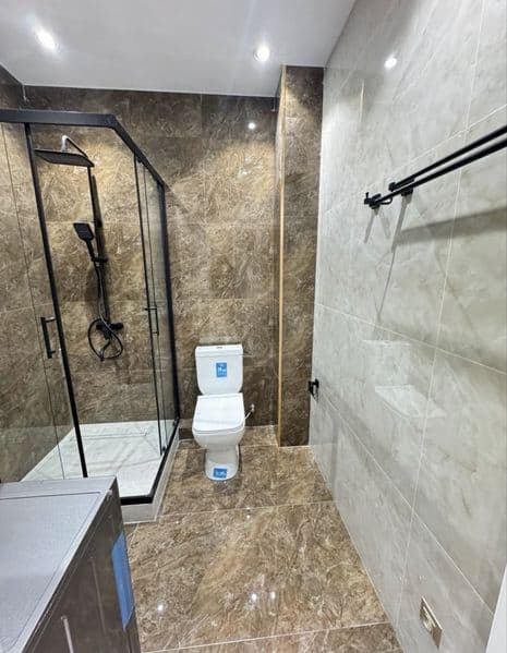 Квартира в новостройке укомплектована полностью мебелью и те — фото 5