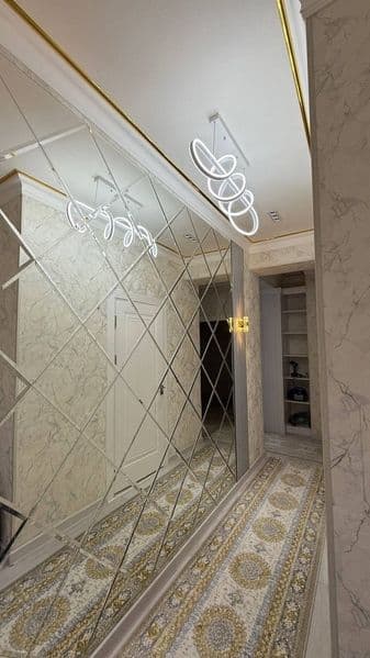 Mirzo Ulug‘bek tumani, metro chiqishida joylashgan.<br />
Tu