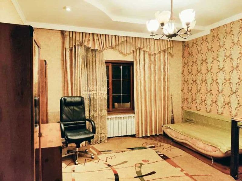 Домбрабад, район считается тихим и спальным. На фасадной час — фото 3