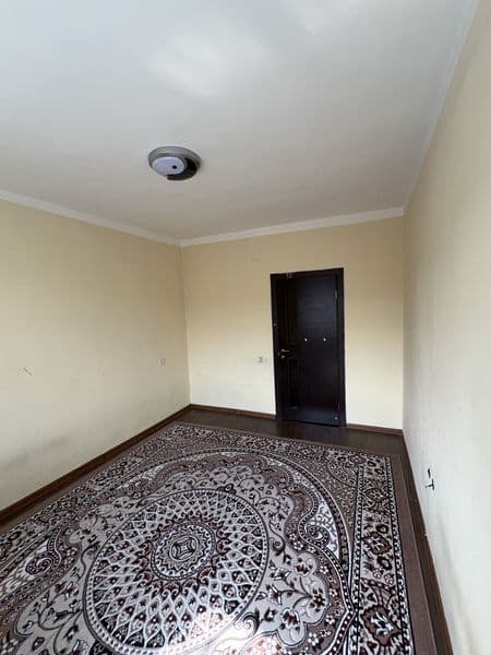 Uy 7 qavatli domning 6-qavatida joylashgan. Umumiy maydoni 5