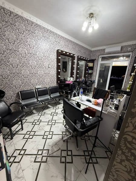 Салон с клиентами, работает уже 5 лет.  Работает 3 мастера < — фото 3