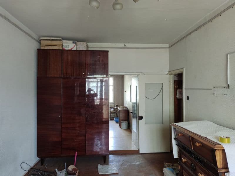 Сдается двухкомнатная квартира на третьем этаже без ремонта.