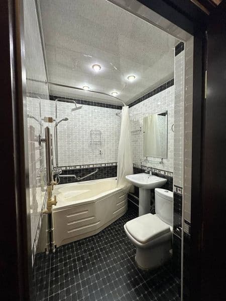 Срочно сдаю 4-х комнатную квартиру.Для семейной пары с детьм