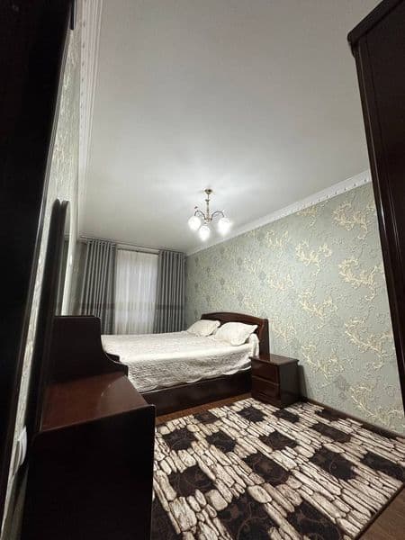 Центр города, возле Алайского базара сдается 3 комнатная ква