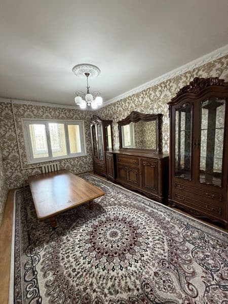 sergili 1 da 3 xonali uy yonida bogʻchasi bor va maktabi ham