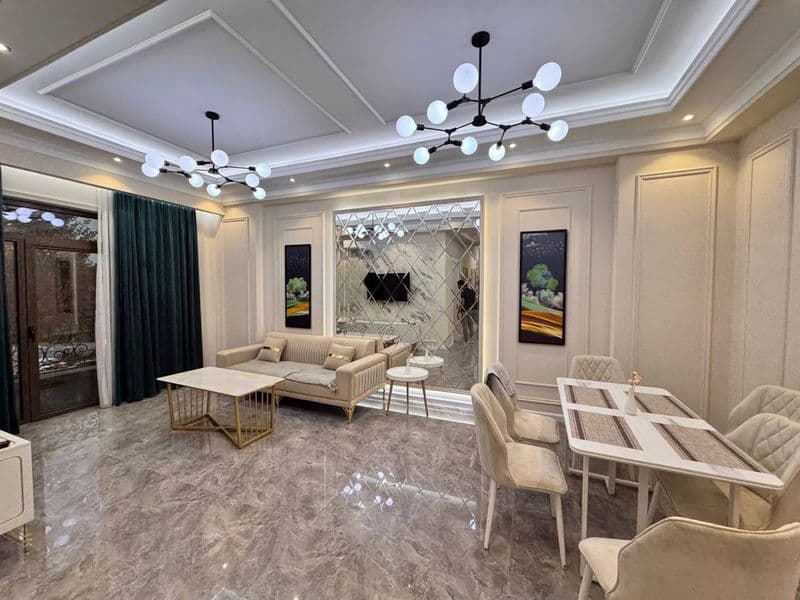 Отличное расположение дома - всё рядом - много магазинов, Це — фото 2