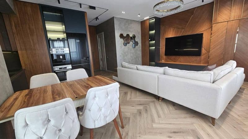 70м2 квадратов , для подробной информации звонить по указанн