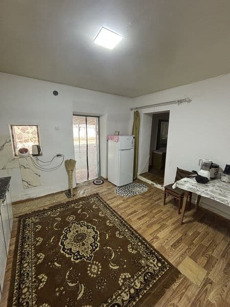 Сдается квартира на земле в общем дворе. Кухня, спальня, сан — фото 2