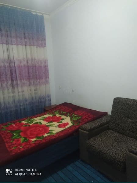 Risoviy bozor yonida 3 xonali kvartirani 1 xonasi ijaraga be