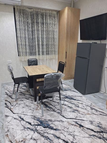 Здаецая 2 комнатная квартира  рисивий базар 1 этаж  5 этажа 