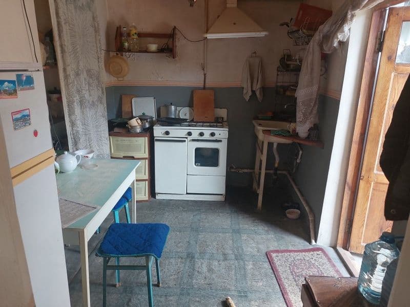 Комната для жилья: небольшой зал-диван, шкаф, полки,  + кухн — фото 5