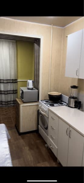 На против кладбиша возле подьезда есть стоянка соседи не шум