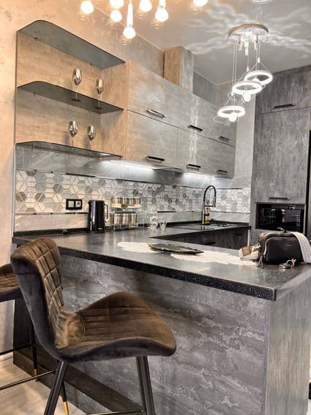 Полностью укомплектована я квартира, на 21 этаже, чистый воз