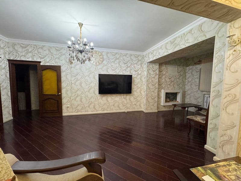 Сдается 3 комнатная квартира 90 кв.м.<br />
Кирпичный дом <b