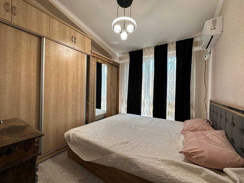 Уютная двухкомнатная квартира с высокими потолками и большим