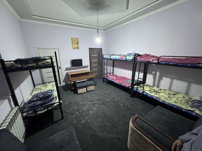 limanariya xovlida joylawgan 1 xonada 4 ta kravat  xonani ic