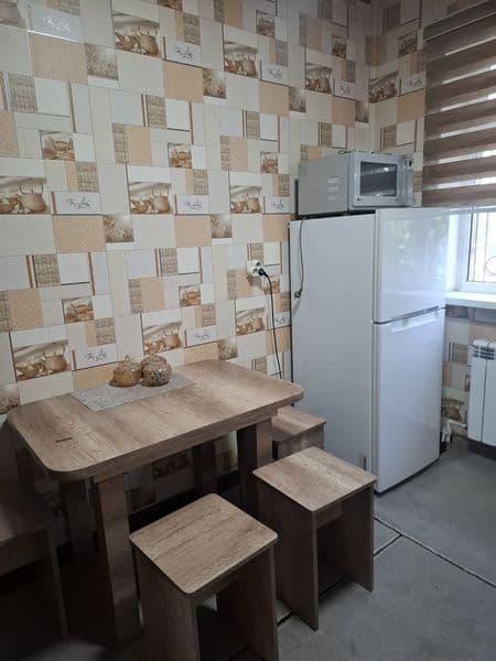 Рядом находится метро школа детский сад поликлиника остановк