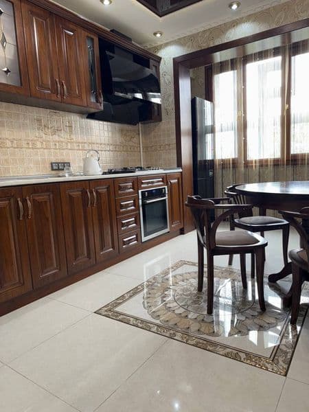 Кондиционер- 2 шт<br />
ТВ - 3 шт<br />
Полы гранит<br />
Тё