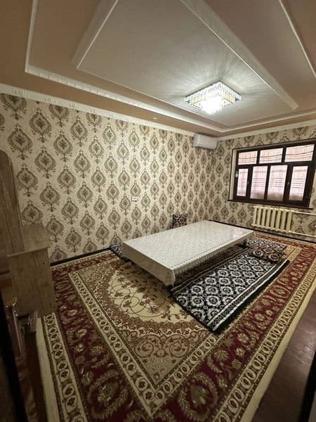 Chorsu ukkosha masjidini yonida bollar uchun kv bor<br />
2 