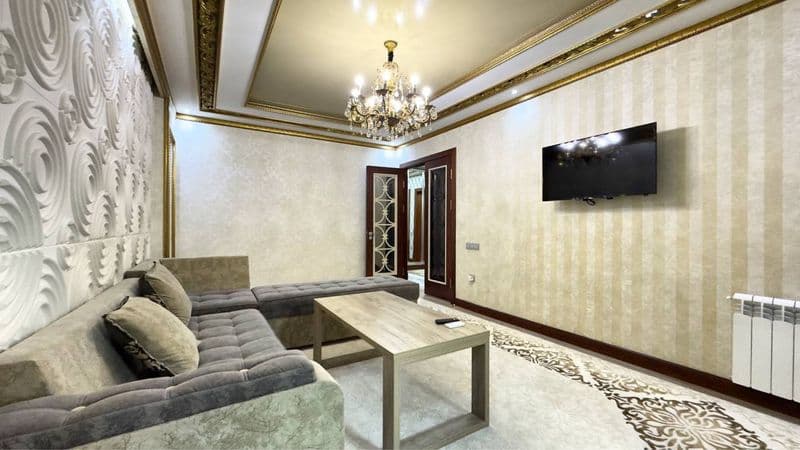 Отличное расположение дома - всё рядом - много магазинов, Це