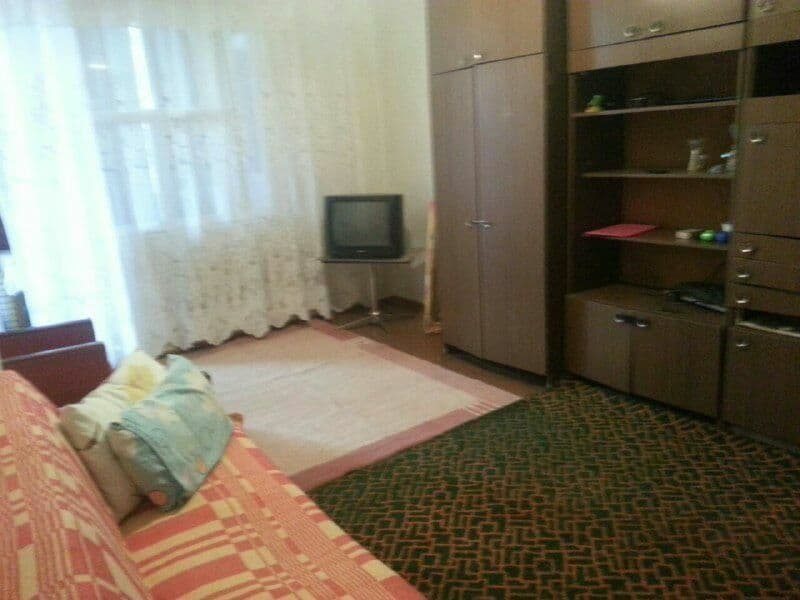 Квартира находиться вдоль дороги,развитая инфраструктура,ряд