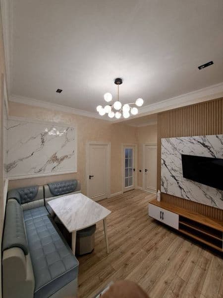 Отличное расположение дома - всё рядом - много магазинов, Це