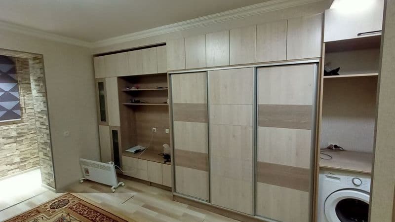 Аренда <br />
1/4/4<br />
1 комнатная на 4 м этаже <br />
Юн